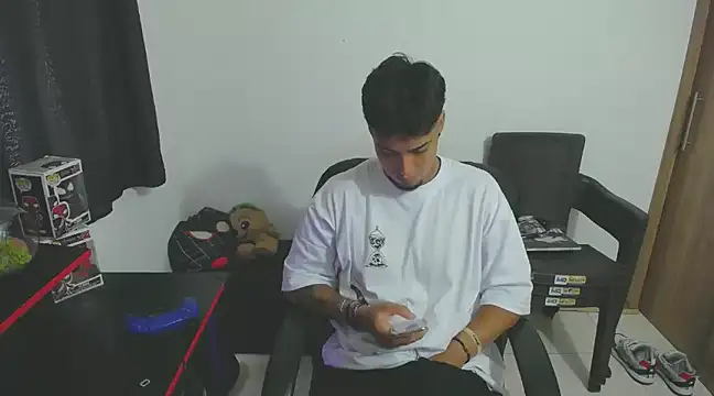 Snapshot of matias_bianco chatting on 02/15/25, 07:06 matias bianco online show from 02/15/25, 07:06