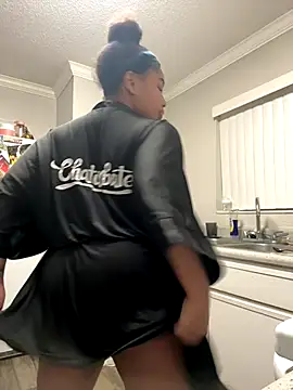 Snapshot of creamdreammmm chatting on 12/17/25, 04:29 creamdreammmm online show from 12/17/25, 04:29