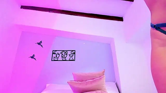 Snapshot of Laura_Torres18 chatting on 03/11/25, 12:22 Laura Torres18 online show from 03/11/25, 12:22