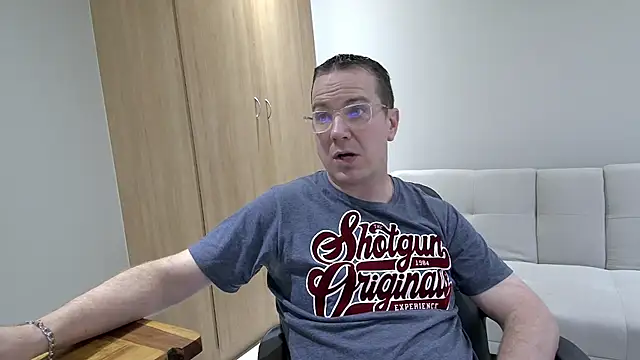 Snapshot of BrettJ81 chatting on 01/07/25, 02:51 BrettJ81 online show from 01/07/25, 02:51