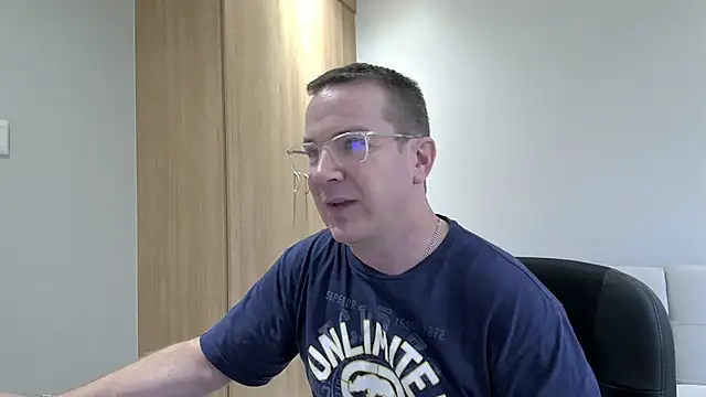 Snapshot of BrettJ81 chatting on 01/11/25, 04:03 BrettJ81 online show from 01/11/25, 04:03