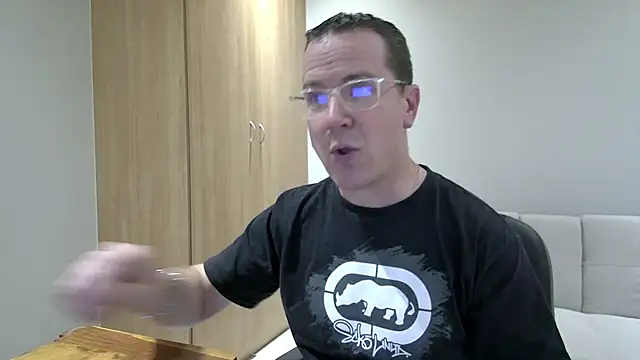 Snapshot of BrettJ81 chatting on 09/10/25, 03:34 BrettJ81 online show from 09/10/25, 03:34