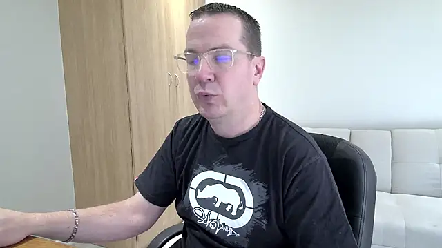 Snapshot of BrettJ81 chatting on 09/19/25, 01:45 BrettJ81 online show from 09/19/25, 01:45