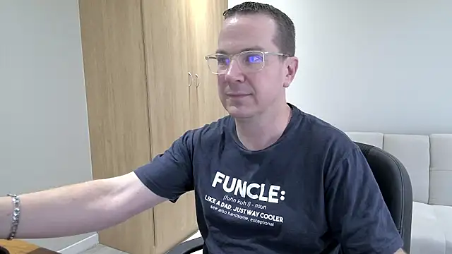 Snapshot of BrettJ81 chatting on 09/22/25, 02:19 BrettJ81 online show from 09/22/25, 02:19