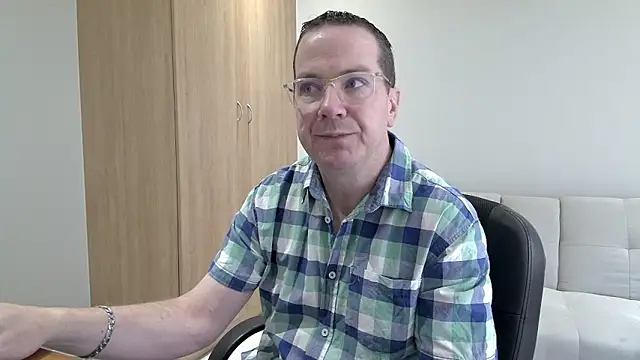 Snapshot of BrettJ81 chatting on 10/04/25, 10:46 BrettJ81 online show from 10/04/25, 10:46