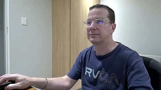 Snapshot of BrettJ81 chatting on 10/08/25, 04:04 BrettJ81 online show from 10/08/25, 04:04