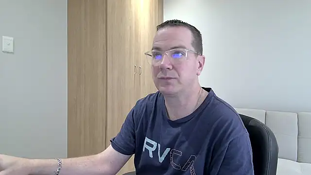 Snapshot of BrettJ81 chatting on 10/12/25, 01:21 BrettJ81 online show from 10/12/25, 01:21