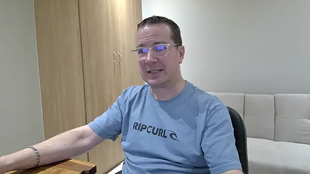 Snapshot of BrettJ81 chatting on 10/27/25, 05:28 BrettJ81 online show from 10/27/25, 05:28