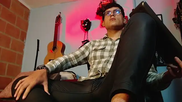 Snapshot of dom2travelersss chatting on 09/15/25, 02:06 dom2travelersss online show from 09/15/25, 02:06