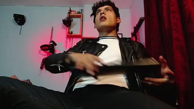 Snapshot of dom2travelersss chatting on 10/13/25, 11:49 dom2travelersss online show from 10/13/25, 11:49