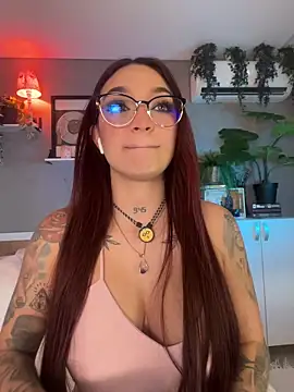 Snapshot of DaniDusan_ chatting on 11/23/25, 06:52 DaniDusan online show from 11/23/25, 06:52