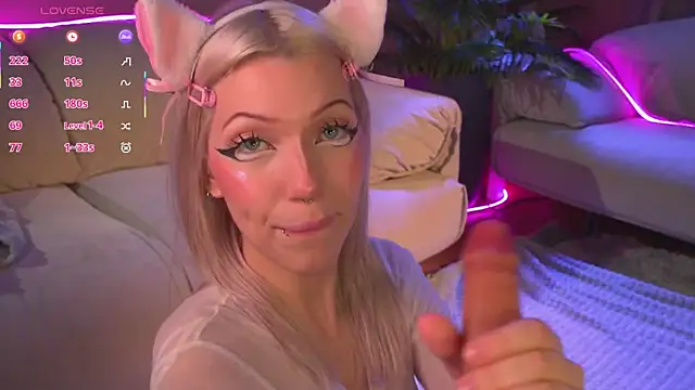 Snapshot of Wildneck chatting on 10/14/25, 06:31 Wildneck online show from 10/14/25, 06:31